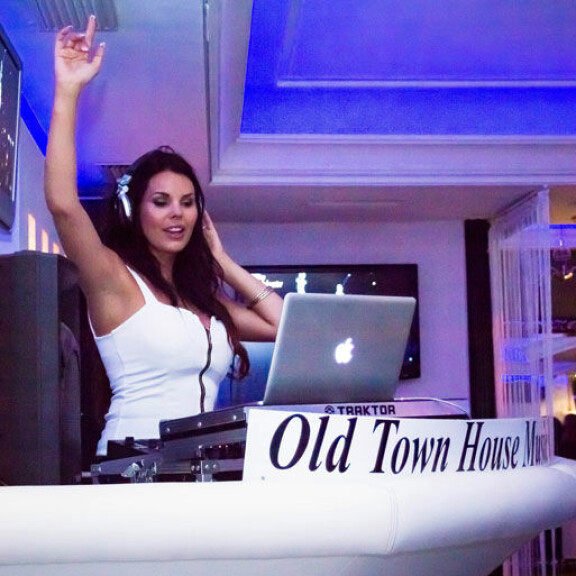 Suvi on paitsi kauneusalan yrittäjä ja dj, myös tositelevisiotähti. Hänet nähtiin muun muassa Aurinkorannan tähtösissä vuonna 2014. Suvi on paitsi kauneusalan yrittäjä ja dj, myös tositelevisiotähti. Hänet nähtiin muun muassa Aurinkorannan tähtösissä vuonna 2014.