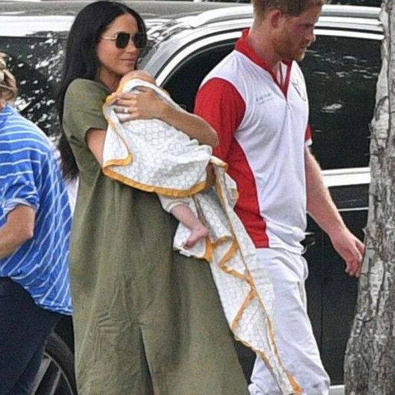 Mitä rakkauspakkauksia! Meghan ja Catherine veivät pienokaiset katsomaan prinssien poolopeliä! Katso suloiset kuvat! Prinssi