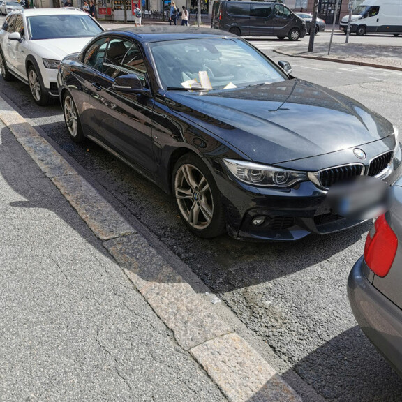 Aijai! Tuomas Enbusken BMW:n tuulilasi tursuaa sakkolappuja - kuva! enbusken auto