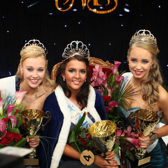 Sara valittiin Miss Suomeksi 2012. Perintöprinsessoina olivat Viivi Suominen ja Sabina Särkkä. Sara valittiin Miss Suomeksi 2012. Perintöprinsessoina olivat Viivi Suominen ja Sabina Särkkä.