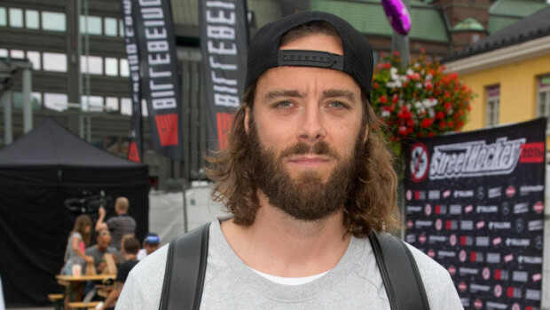 Vau! Ex-kiekkostara ja muotiguru Ville Leino lainasi 100 000 öky-Bemarin Eveliina-rakkaalleen – kuva! VIlle Leino lainasi autoaan.