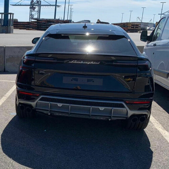 Lähes vuoden odotuksen jälkeen Vesa Keskisen tilaama 600 000 euron Lamborghini saapui Helsingin satamaan. Lähes vuoden odotuksen jälkeen Vesa Keskisen tilaama 600 000 euron Lamborghini saapui Helsingin satamaan.