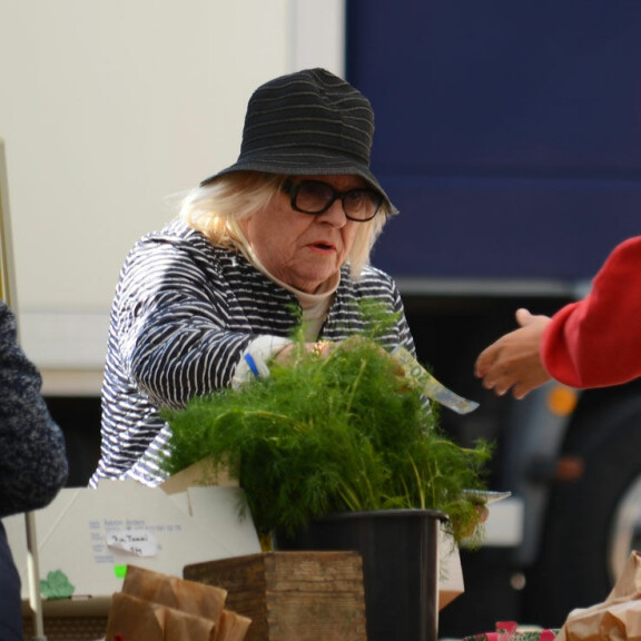 Maksoi käteisellä! Viihdelegenda Marjatta Leppänen shoppaili viinaa ja vihanneksia – kuva! Marjatta Leppänen maksoi käteisellä.