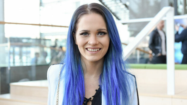 Nälkä yllätti! Poppari Sanni kurvasi hampurilaiselle kesken keikkareissun – kuva! Sannin keikkapoppoo piipahti hampurilaisella.