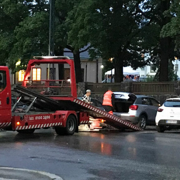 Hupsista! Tuure Boelius ongelmissa: tarvitsi apua parkkipaikalla – kuva! Tuure Boelius ja auto.