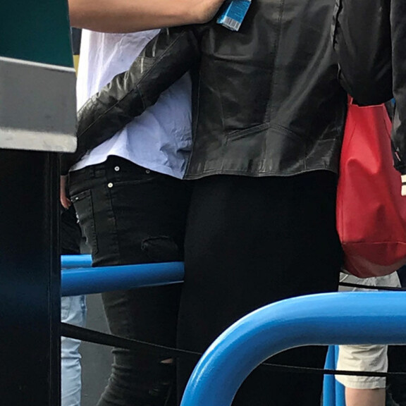 Kädet vaelsivat pakaroilla! Roope Salminen ja Helmi-Leena Nummela pussailivat huvipuistossa – kuvat! Roope Salminen ja Helmi-Leena Nummela.