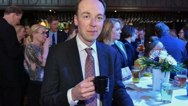 Perussuomalaisten puoluekokous eskaloitui jatkoiksi - tuoreelle persupomolle maistui kessu: paparazzi iski! Jussi Halla-Aho