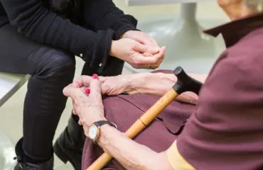 Vanhemmat tulivat toisiin aatoksiin - pyytävät ennakkoperintörahoja takaisin tyttäreltä! 