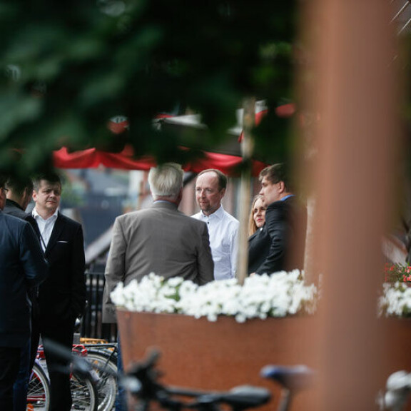Perussuomalaisia poliitikkoja tupakkatauolla Tampereella hotelli Tornin edustalla. Perussuomalaisia poliitikkoja tupakkatauolla Tampereella hotelli Tornin edustalla.