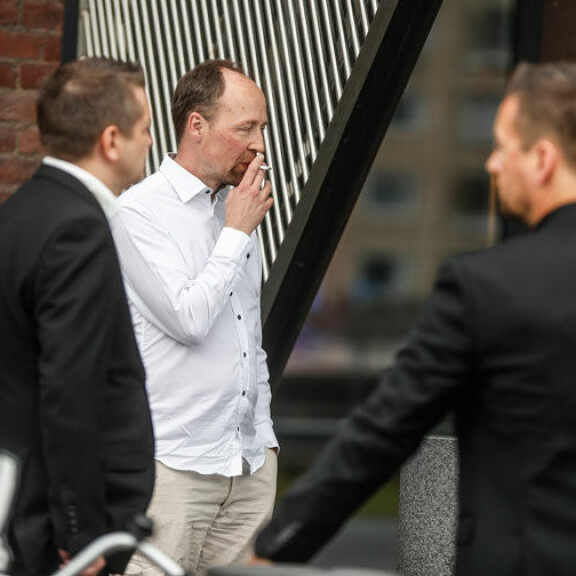 Puolueen puheenjohtaja Jussi Halla-Aho veteli rennosti sauhuja hotellin edustalla. Puolueen puheenjohtaja Jussi Halla-Aho vetelee hotellin edustalla rennosti sauhuja.