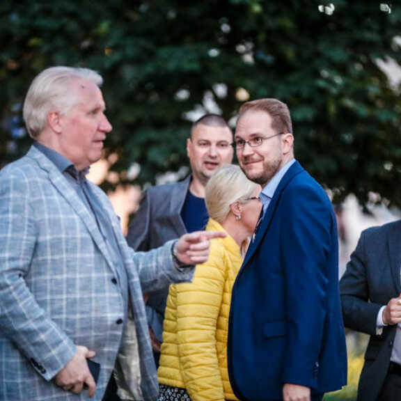 Kansanedustajat Veikko Vallin ruudullisessa takissa vasemmalla ja Olli Immonen tummansinisissä oikealla keskellä. Kansanedustajat Veikko Vallin ruudullisessa takissa vasemmalla ja Olli Immonen tummansinisissä oikealla keskellä.