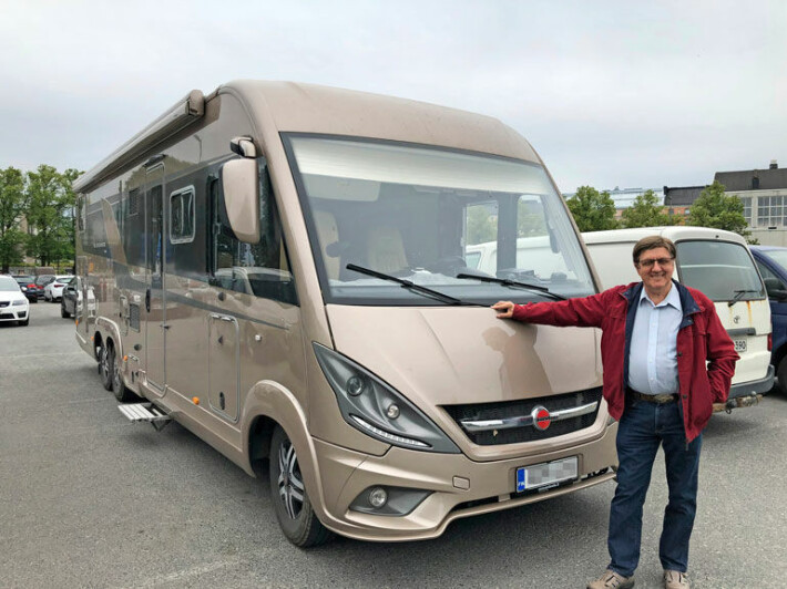  Heikki matkustaa 9-metrisellä Bürstner Elegance -ökyasuntoautolla. Halvimman version listahinta on 116 300 euroa. Heikki matkustaa 9-metrisellä Bürstner Elegance -ökyasuntoautolla. Halvimman version listahinta on 116 300 euroa.