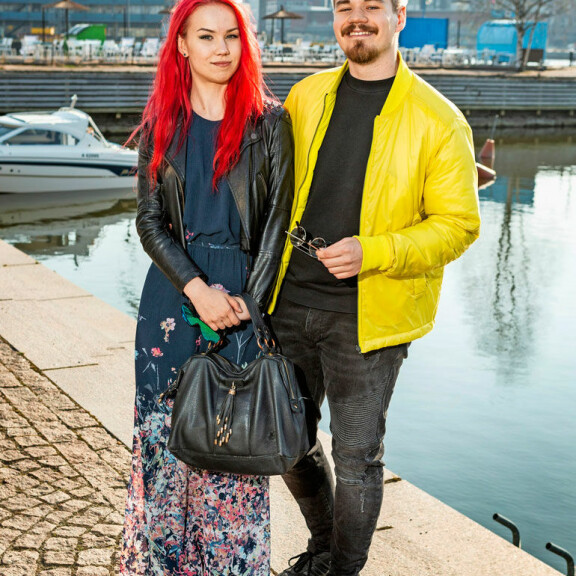Alisa seurustelee Miska Haakanan kanssa. Alisa seurustelee Miska Haakanan kanssa.