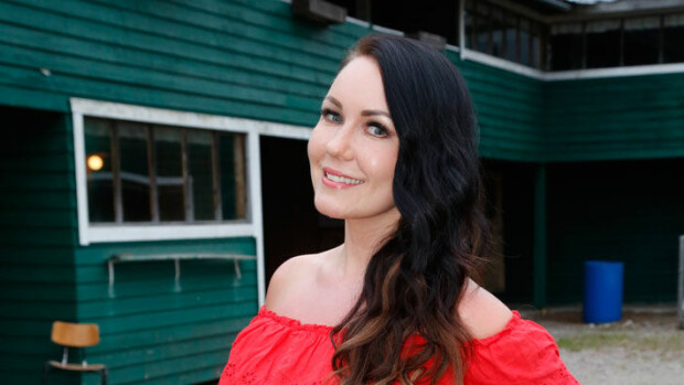 Hurja keikkatahti on vaatinut Saija Tuupaselta uhrauksia – ”Elämä on tehnyt tällaisia mutkia!” Saija Tuupanen keikkailee ahkerasti.