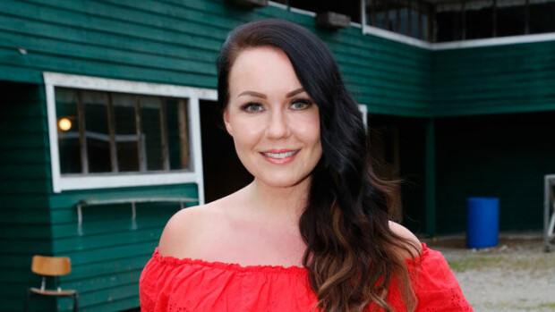 Supersuosittu Saija Tuupanen painaa keikkakalenteri punaisena – ”Välillä on tuntunut, ettei enää jaksa!” Saija Tuupanen keikkailee kalenteri punaisena.