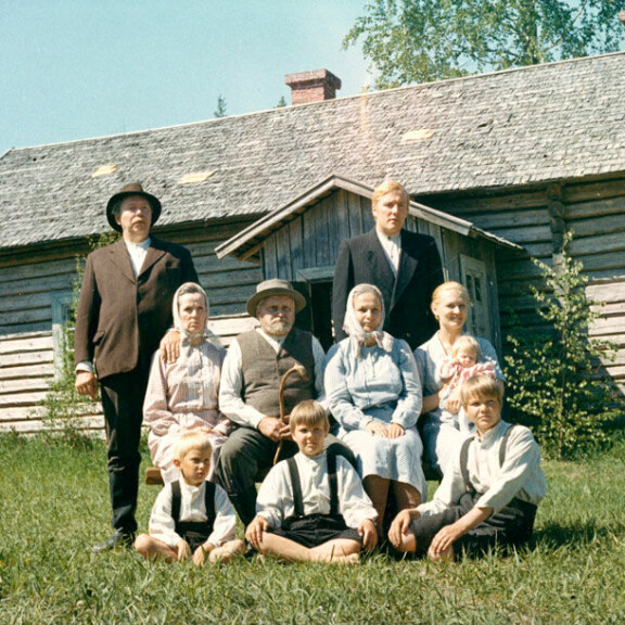 Akseli ja Elina -elokuvan mainosjulisteessa pikku-Linda istuu äitinsä, pääroolin Elina Koskelana tehneen Ulla Eklundin sylissä. –  Onhan se kunnia olla ikuistettuna klassikkokuvaan, Linda sanoo. Akseli ja Elina -elokuvan mainosjulisteessa pikku-Linda istuu äitinsä, pääroolin Elina Koskelana tehneen Ulla Eklundin sylissä. –  Onhan se kunnia olla ikuistettuna klassikkokuvaan, Linda sanoo.