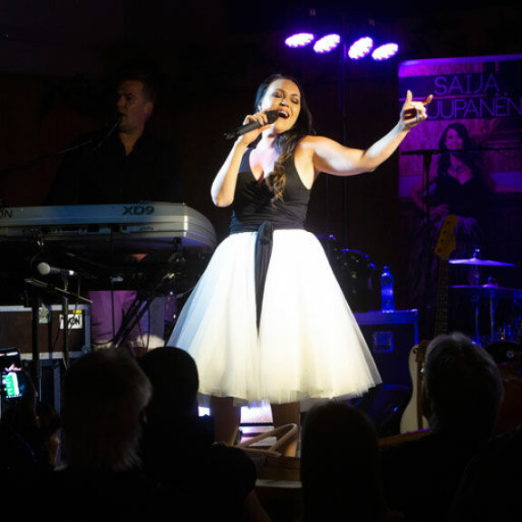 Saija ja hänen taustabändinsä eX-miehet tekevät saumataonta yhteistyötä. – Ei riitä, että on vain artisti ja bändi, vaan heidän pitää olla yhtenäisiä, Saija alleviivaa.  Saija ja hänen taustabändinsä eX-miehet tekevät saumataonta yhteistyötä. – Ei riitä, että on vain artisti ja bändi, vaan heidän pitää olla yhtenäisiä, Saija alleviivaa.