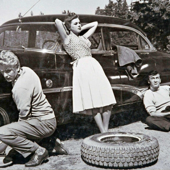 Nina ja Erik (1960) oli Pirkon mielestä hyvä yritys tehdä nuorisojengikuvausta, mutta replikointi ontui. – Oli olevinaan rohkeaa, kun minua kuvattiin takaa kävellessäni nakuna saunasta uimaan. Nina ja Erik (1960) oli Pirkon mielestä hyvä yritys tehdä nuorisojengikuvausta, mutta replikointi ontui. – Oli olevinaan rohkeaa, kun minua kuvattiin takaa kävellessäni nakuna saunasta uimaan.