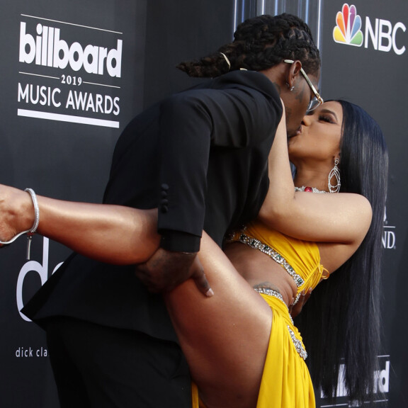 Meneekö jo liian lujaa? Cardi B vilautteli ja julkaisi härskin K-18 videon - kumppani Offset riehui fanille kaupassa! Billboard