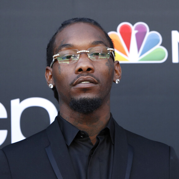 Meneekö jo liian lujaa? Cardi B vilautteli ja julkaisi härskin K-18 videon - kumppani Offset riehui fanille kaupassa! Offset