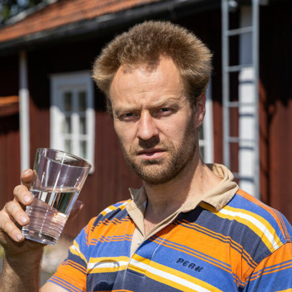 – Minulla on jonkinasteinen aivovamma. Sen laajuus selviää uusissa magneettikuvaukissa heinäkuussa. Nielurefleksi on heikko, ja veden juominen hankalaa, Erkki näyttää. – Minulla on jonkinasteinen aivovamma. Sen laajuus selviää uusissa magneettikuvaukissa heinäkuussa. Nielurefleksi on heikko, ja veden juominen hankalaa, Erkki näyttää.