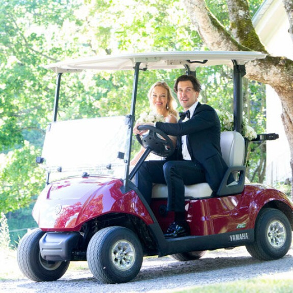 Kiekkotähti Sami Lepistö vihittiin hulppeissa linnamaisemissa – kuvat: kaahasi Maria-rakkaansa kanssa golf-autolla hääjuhliin! Sami Lepistön häät.