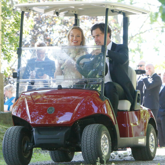 Kiekkotähti Sami Lepistö vihittiin hulppeissa linnamaisemissa – kuvat: kaahasi Maria-rakkaansa kanssa golf-autolla hääjuhliin! Sami Lepistön häät.