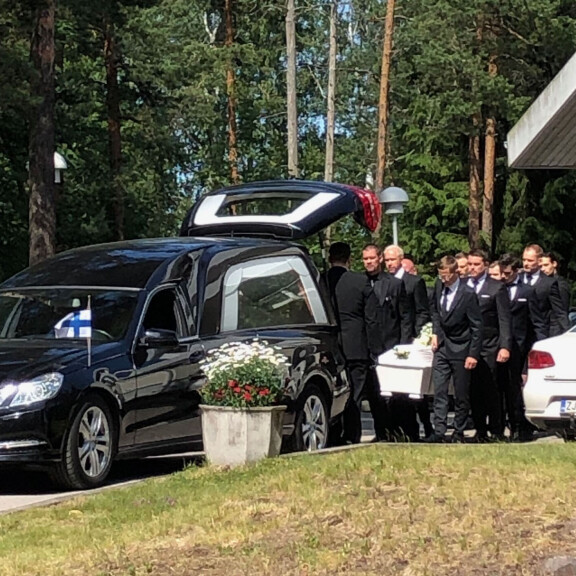 Hyvää taivasmatkaa Joonas Loiri - kuvat surusaatosta arkku