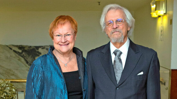 Kuva! Tarja Halonen ja Pentti Arajärvi jonottivat jäätelöä tyylikkäissä vaatteissa! Tarja Halonen ja Pentti Arajärvi.