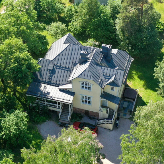 Kuva! Sosiaali- ja terveysministeri Aino-Kaisa Pekonen asuu entisessä asemapäällikön talossa! Aino-Kaisa Pekonen asuu Riihimäellä.