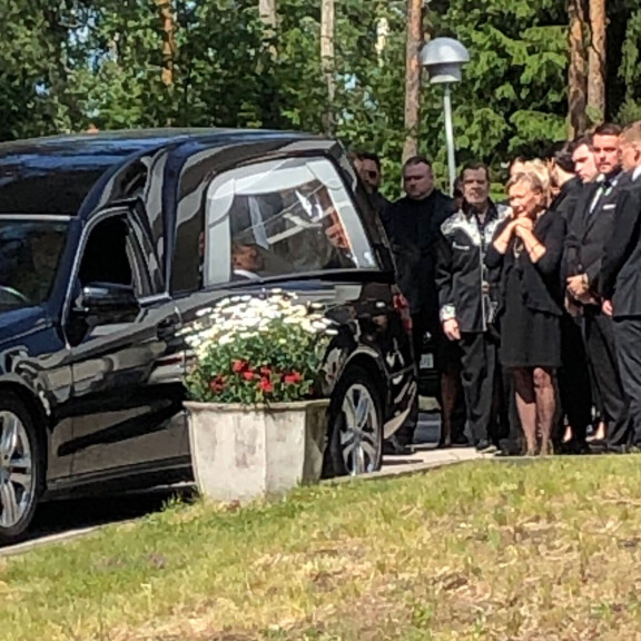 Hyvää taivasmatkaa Joonas Loiri - kuvat surusaatosta vesku