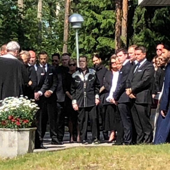 Hyvää taivasmatkaa Joonas Loiri - kuvat surusaatosta vesku