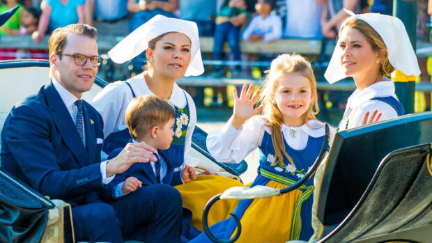 Hampaaton hymy hurmaa! Ruotsin prinsessa Estelle, 7, ja prinssi Oscar, 3, viihtyvät kameran edessä – kuva! Uutisia Ruotsin hovista.
