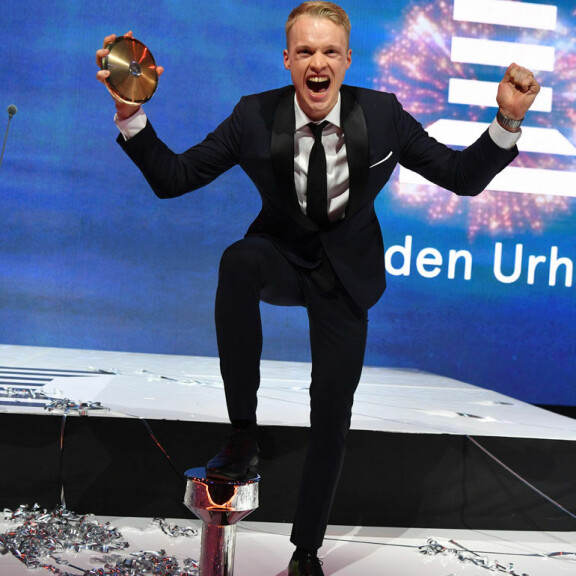 Pyeongchangin talviolympialaisten kultamitali toi Iivolle pelkästään Suomen olympiakomitealta 50 000 euron bonuksen. Pyeongchangin talviolympialaisten kultamitali toi Iivolle pelkästään Suomen olympiakomitealta 50 000 euron bonuksen.