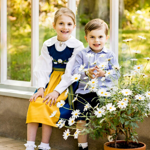 Hampaaton hymy hurmaa! Ruotsin prinsessa Estelle, 7, ja prinssi Oscar, 3, viihtyvät kameran edessä – kuva! Estelle ja Oscar.