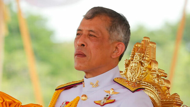 Oho! Thaimaan tuoreella kuninkaalla jalokivillä koristeltu monta kiloa painava kultakruunu – kuva! Thaimaan kuninkaalla on painava kruunu.