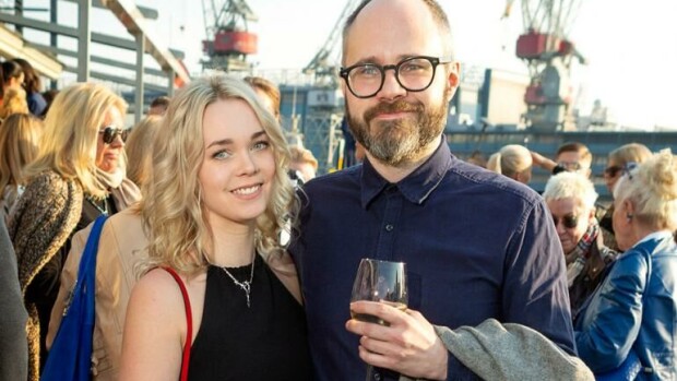 Ero? Tuomas Enbuske poisti somekuvat Salli-kihlatustaan kuin koko suhde olisi haihtunut ilmaan - IL: kaikki viittaukset kosintaan poistettu! tuomas enbuske ja salli