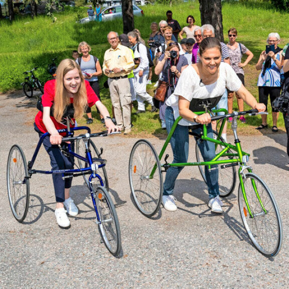 Hampaaton hymy hurmaa! Ruotsin prinsessa Estelle, 7, ja prinssi Oscar, 3, viihtyvät kameran edessä – kuva! Prinsessa Victoria.