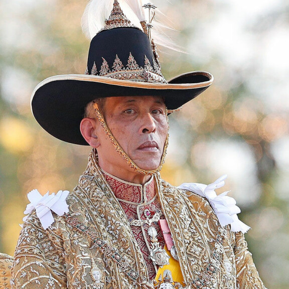 Oho! Thaimaan tuoreella kuninkaalla jalokivillä koristeltu monta kiloa painava kultakruunu – kuva! Thaimaan kuningas.