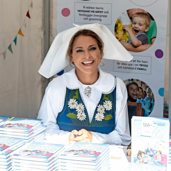 Hampaaton hymy hurmaa! Ruotsin prinsessa Estelle, 7, ja prinssi Oscar, 3, viihtyvät kameran edessä – kuva! Madeleine markkinoi kirjaansa.