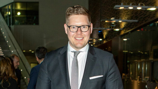 Ministerin pestistä kieltäytynyt Antti Lindtman ajelee vaatimattoman näköisellä ökyautolla – kuva! Antti Lindtman ajaa vaatimattomalla ökyautolla.