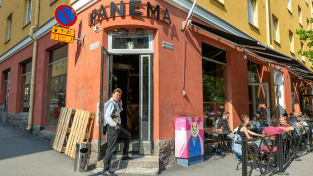 74-vuotias Frederik paineli Panemaan! Erosta ryhdistäytynyt iskelmäori metsästi morsianta terassikierroksella – kaikki kuvat tiskiin! Frederik paineli Panemaan.