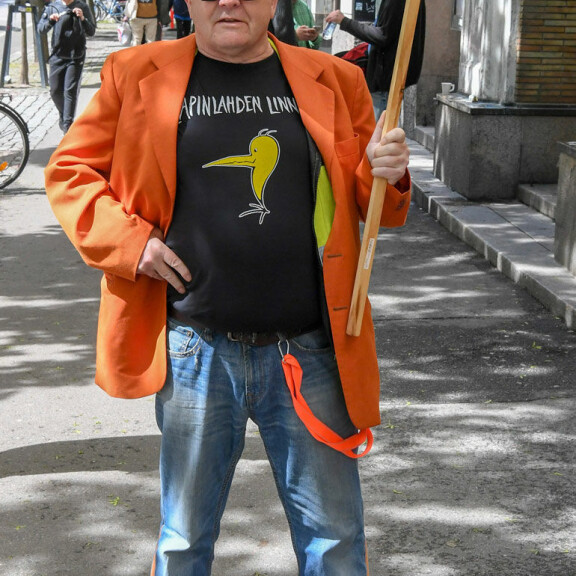 Timo Eränkö on tuttu näky Helsingin Kalliossa. Kyltti mainostaa tulevan levyn nimikkokappaletta. Timo Eränkö on tuttu näky Helsingin Kalliossa. Kyltti mainostaa tulevan levyn nimikkokappaletta.