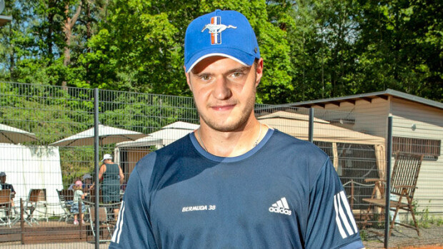 Melkoinen kesäauto! NHL-tähti Aleksander Barkov kurvailee Suomessa luksus-Fordilla – kuva! Aleksander Barkov ajaa luksus-Fordilla.