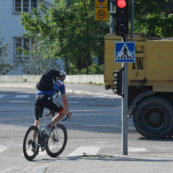Sporttisella Miikalla taisi olla hoppu öljykaupoille, sillä hän hurautti komeasti punaisia päin. Sporttisella Miikalla taisi olla hoppu öljykaupoille, sillä hän hurautti komeasti punaisia päin.