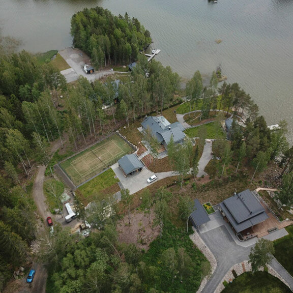NHL-tähden upea rantatontti sijaitsee Kangasalla. NHL-tähden upea rantatontti sijaitsee Kangasalla.