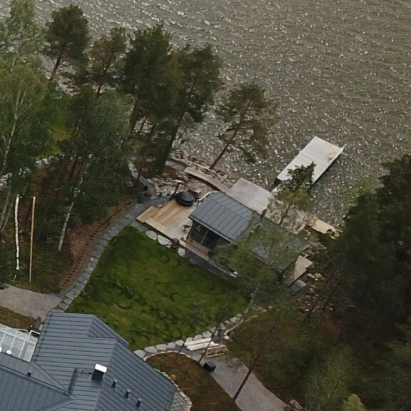Rantasaunan terassilla on uuden suomalaisen kansallisperinteen mukainen palju. Rantasaunan terassilla on uuden suomalaisen kansallisperinteen mukainen palju.