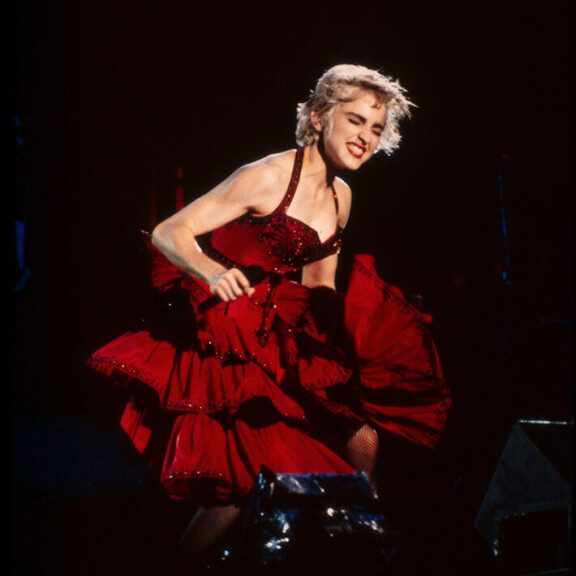 Madonnan ensimmäinen listahitti oli kappale nimeltään Holiday. Se julkaistiin vuonna 1983. Kuvassa Madonna keikkalavalla vuonna 1987. Madonna