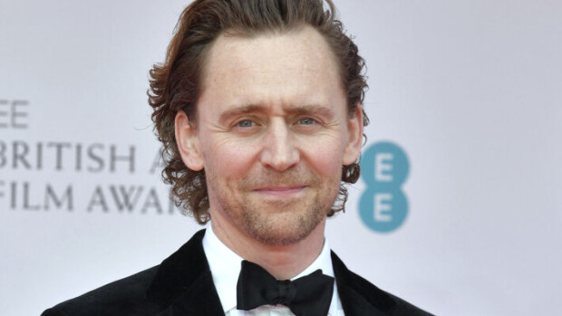 Piilotteleeko Marvel-tähti Tom Hiddleston kihlaustaan? Rakkaan sormus vaihtoi paikkaa kesken gaalan - kuvat! Tom Hiddleston