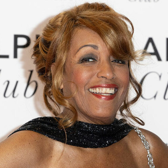 Sheila elää sinkkuelämää Kentissä Isossa-Britanniassa. Sheila Ferguson